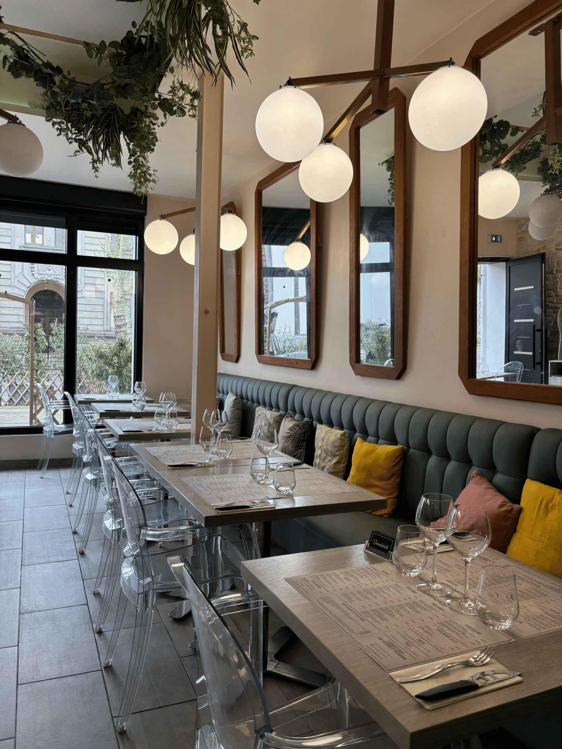 Banquette & miroirs